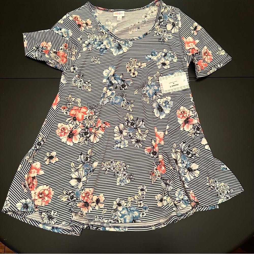 NWT Perfect tee Medium LLR